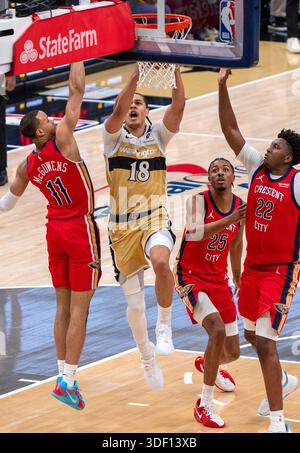 Washington, USA. Januar 2026. WASHINGTON, DC - 09. JANUAR: Washington Wizards Stürmer Kyshawn George (18) zwischen den New Orleans Pelicans schützen Bryce McGowens (11) und Center Derik Queen (22) für einen Punktestand während eines NBA-Spiels zwischen den Washington Wizards und den New Orleans Pelicans am 9. Januar 2026 in der Capital One Arena in Washington, DC. (Foto von Tony Quinn/SipaUSA) Credit: SIPA USA/Alamy Live News Stockfoto