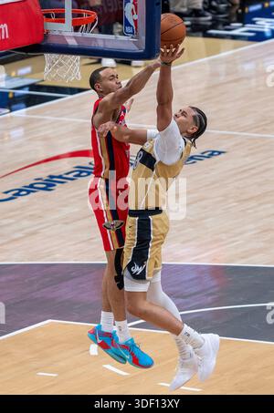 Washington, USA. Januar 2026. WASHINGTON, DC - 09. JANUAR: Der Aufseher der New Orleans Pelicans Bryce McGowens (11) und der Stürmer Kyshawn George (18) treffen sich unter dem Korb während eines NBA-Spiels zwischen den Washington Wizards und den New Orleans Pelicans am 9. Januar 2026 in der Capital One Arena in Washington, DC. (Foto: Tony Quinn/SipaUSA) Credit: SIPA USA/Alamy Live News Stockfoto