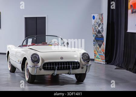 Ein weißer 1955er Chevrolet Corvette Cabriolet auf der Auburn Auction der Worldwide Auctioneers' Auction in Auburn, Indiana, USA. Stockfoto