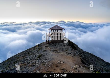 Der Feueraussichtsturm über den Couds bei Sonnenuntergang im Mount Rainer National Park im US-Bundesstaat Washington Stockfoto