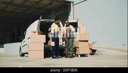 Logistik, Outdoor oder Personen mit Klemmbrett im Minibus, Paketüberprüfung oder Bestätigung der Versandadresse für die Lieferung. Lieferkette, Fracht oder Arbeiter mit Stockfoto