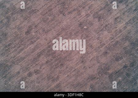Luftaufnahme einer gestörten Bodenoberfläche mit zahlreichen Gruben und unebenem Gelände. Konzept der Bodenvorbereitung für Bauzwecke, Baumpflanzungen oder natürliche Bodenerosionsmuster auf dem Land. Stockfoto