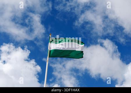 23. September 2025, Spanien, Frigiliana: Die grün-weiß-grüne Flagge Andalusiens fliegt auf einem Fahnenmast in Frigiliana (Provinz Malaga, Andalusien, Spanien) gegen den blauen Himmel im Wind. Die Flagge Andalusiens besteht aus drei horizontalen Streifen in grün, weiß und grün. (Symbolbild, Symbolfoto, Illustration, symbolisches Foto, illustratives Foto, Themenbild, allgemeines Bild, Themenfoto) Foto: Matthias Balk/dpa Stockfoto