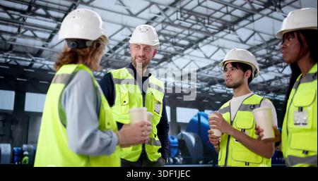 Mitarbeiter, Die Kaffeepause In Einem Kraftwerk Genießen. Das Vielfältige Team Umfasst Den Senior Engineer Black Stockfoto