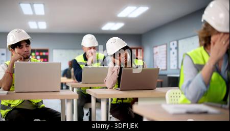 Verschiedene Mitarbeitergruppen Treffen Sich Zu Langweiligen Teammeetings Im Büro. Stockfoto
