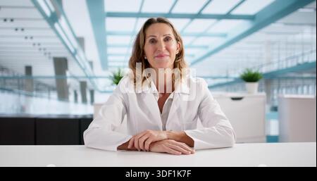 Selbstbewusste Ärztin Leitet Virtuelle Konferenz Zur Videotelemedizin Stockfoto