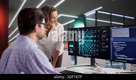Ingenieure Schulen KI-Modelle für die zukünftige Entwicklung von Überwachungssystemen für Unternehmen Stockfoto