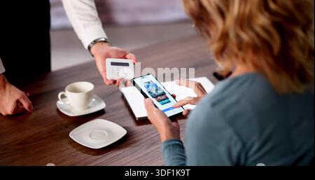 Smart Woman bezahlt für Kaffee mit NFC Phone Transaction in Cafe Stockfoto