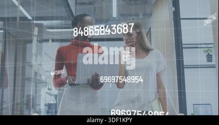 Zwei Frauen in einem Glasbürosaal laufen, Arbeitskleidung, silberner Laptop, gelbe Akte, AR-Overlay Stockfoto