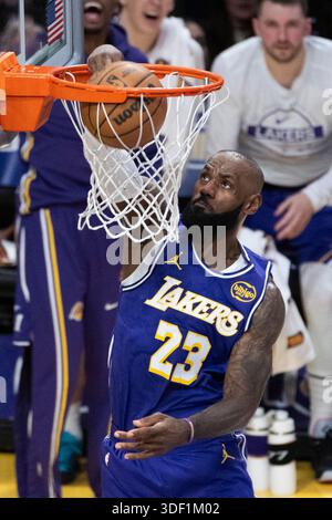 Los Angeles, USA. Januar 2026. LeBron James dunks von Los Angeles Lakers während des NBA-Spiels 2025-2026 zwischen Los Angeles Lakers und Milwaukee Bucks in Los Angeles, USA, 9. Januar 2026. Quelle: Ringo Chiu/Xinhua/Alamy Live News Stockfoto