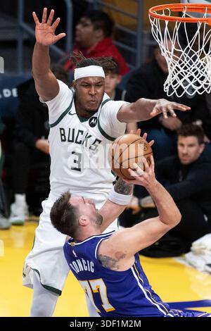 Los Angeles, USA. Januar 2026. Luka Doncic (Front) der Los Angeles Lakers erschießt unter dem Druck von Myles Turner von Milwaukee Bucks während des regulären NBA-Saisonspiels 2025-2026 zwischen Los Angeles Lakers und Milwaukee Bucks in Los Angeles, USA, am 9. Januar 2026. Quelle: Ringo Chiu/Xinhua/Alamy Live News Stockfoto