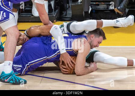 Los Angeles, USA. Januar 2026. Giannis Antetokounmpo von Milwaukee Bucks und Luka Doncic von Los Angeles Lakers (vorne) kämpfen um den Ball während des regulären NBA-Saisonspiels 2025-2026 zwischen Los Angeles Lakers und Milwaukee Bucks in Los Angeles, USA, 9. Januar 2026. Quelle: Ringo Chiu/Xinhua/Alamy Live News Stockfoto