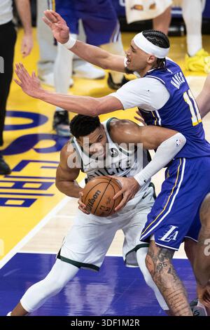 Los Angeles, USA. Januar 2026. Giannis Antetokounmpo (L) von Milwaukee Bucks (L) führt den Ball gegen Jaxson Hayes der Los Angeles Lakers während des regulären Saison-Spiels 2025-2026 zwischen Los Angeles Lakers und Milwaukee Bucks in Los Angeles, USA, am 9. Januar 2026. Quelle: Ringo Chiu/Xinhua/Alamy Live News Stockfoto