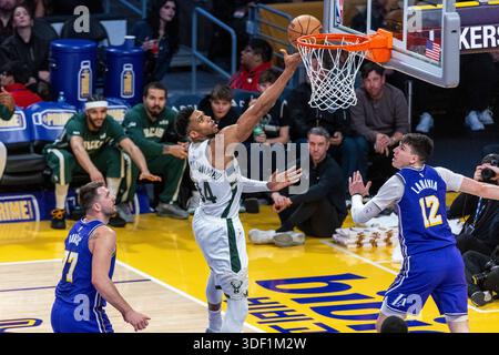 Los Angeles, USA. Januar 2026. Giannis Antetokounmpo (C) von Milwaukee Bucks geht 2025-2026 in den Korb, während des regulären NBA-Saisonspiels zwischen Los Angeles Lakers und Milwaukee Bucks in Los Angeles, USA, am 9. Januar 2026. Quelle: Ringo Chiu/Xinhua/Alamy Live News Stockfoto