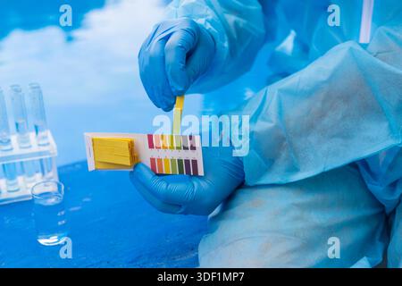 Überprüfen Sie die Wasseranalyse des Beckens. Selektiver Fokus. Stockfoto