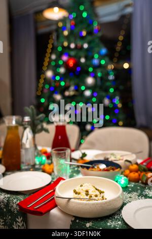 Festlicher Silvester-Dinner mit traditionellem russischen Olivier-Salat, serviert zu Hause. Stockfoto
