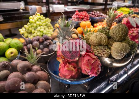 Auswahl an frischen exotischen Früchten wie Mango, tropische Drachenfrüchte, Litschi, Sternenfrüchte, bunt, saftig und mit natürlicher Süße und Nährstoffen, in Stockfoto