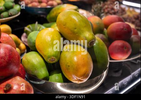 Auswahl an frischen exotischen Früchten wie Mango, tropische Drachenfrüchte, Litschi, Sternenfrüchte, bunt, saftig und mit natürlicher Süße und Nährstoffen, in Stockfoto