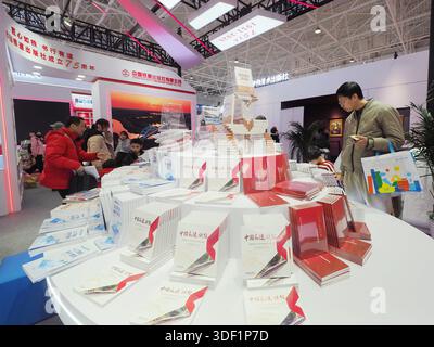 PEKING, CHINA - 10. JANUAR 2026 - Leser kaufen Bücher auf der Pekinger ...