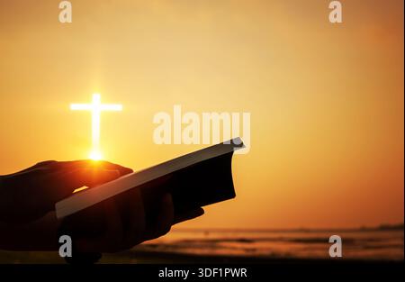 Christian Lob auf Hill Thanksgiving Day Hintergrund. Christian Mann oder Frau Hände halten und lesen die Bibel heilig. Hände gefaltet im Gebet. Anbetung g Stockfoto