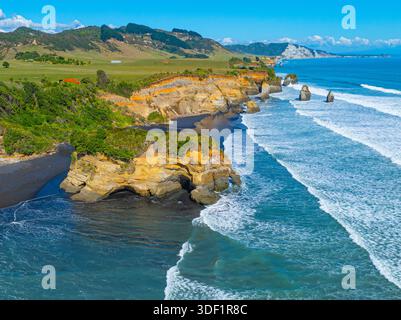 Wunderschöne Landschaft von Three Sisters Rocks in New Plymouth, Neuseeland. Stockfoto