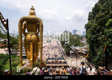 Kuala Lumpur, Malaysia - 30. August 2024: Blick von den Batu-Höhlen in Kuala Lumpur, Malaysia, mit den majestätischen Murugan-Statuen zurück in den Vordergrund Stockfoto