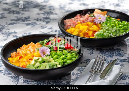 Vegane Poke Bowl mit pflanzlichen Meeresfrüchten, Lachs, Thunfisch. Stockfoto