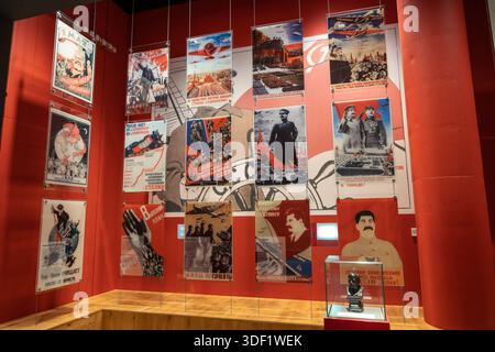 Sowjetische Propagandaplakate mit Stalin und Lenin in Ausstellung im Museum des Zweiten Weltkriegs in Danzig, Polen. Stockfoto