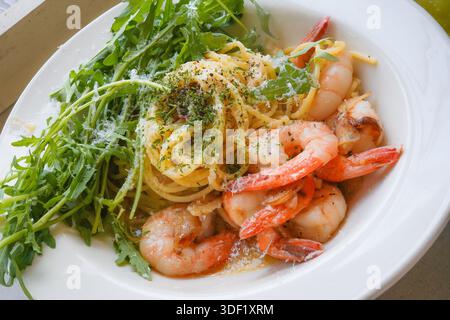 Garnelen Aglio e Olio Pasta mit frischer Arugula Stockfoto