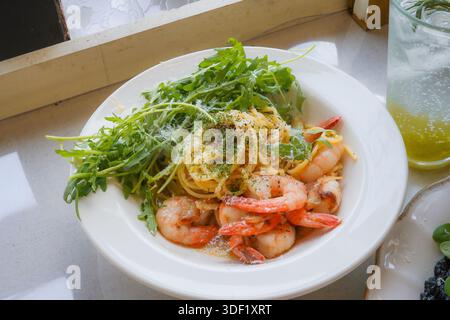 Garnelen Aglio e Olio Pasta mit frischer Arugula Stockfoto