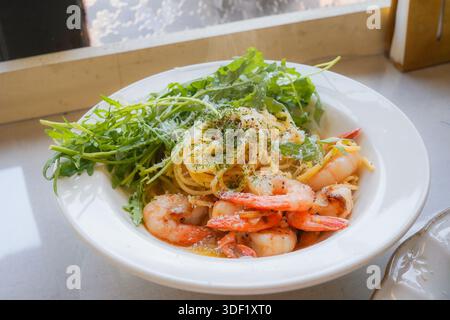 Garnelen Aglio e Olio Pasta mit frischer Arugula Stockfoto