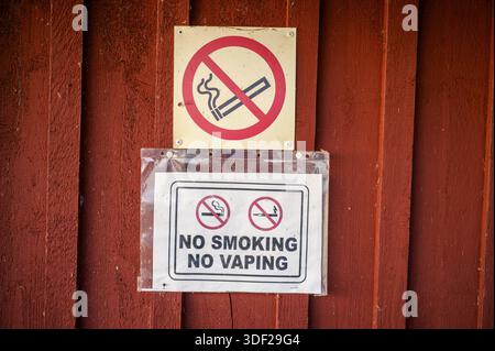 Rote Wand mit Rauchverbotsschildern, die das Rauchen und Verdampfen verbieten, Svedjehamn, Kvarken Archipel, Finnland Stockfoto