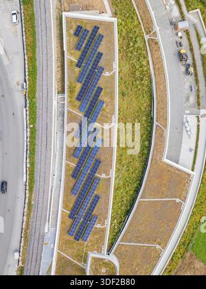 Luftaufnahme auf die Solardachfläche in einem städtischen Gebiet mit Pflanzen und Wegen, neue Park- und Ride-Parkgarage Calw Heumaden auf der neuen Hermann Hessebahn, ca. Stockfoto