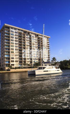 Mit dem Boot auf dem Hillsboro Inlet Waterway ging es zum Hillsboro Beach in Pompano Beach, Florida Stockfoto