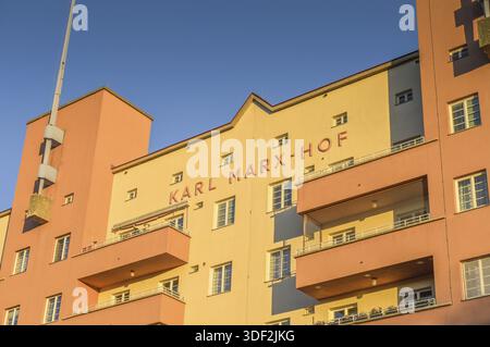 Karl-Marx-Hof Wohnkomplex, Hauptfassade, Doebling, Wien, Österreich Stockfoto