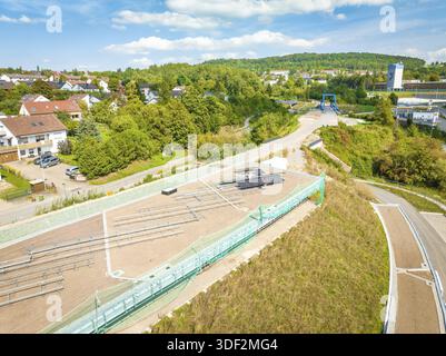 Überblick über ein Dorf mit einem Solarsystem in der Nachbarschaft unter blauem Himmel, neue Park and Ride Parkgarage Calw Heumaden auf dem neuen Hermann Hess Stockfoto