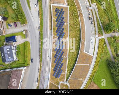 Luftaufnahme von Solarpaneelen auf einem Dach zwischen Straßen im Stadtgebiet, neuer Park und Ride Parkhaus Calw Heumaden auf der neuen Hermann Hessebahn, Cal Stockfoto