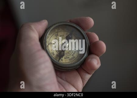 Nahaufnahme der Hand, die Navigation Kompass Stockfoto