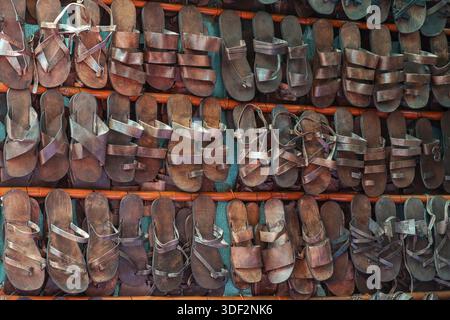 Full Frame Geschossen von Bunten Sandalen Hängen an der Wand in Marktstand Stockfoto