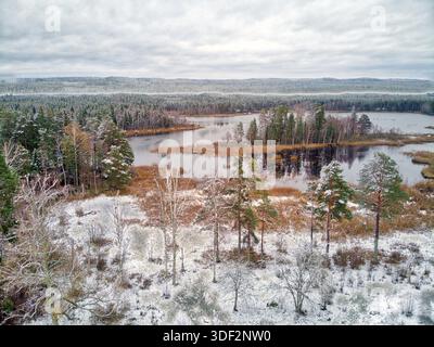 Erster Schnee in einer teilweise verschneiten Landschaft Stockfoto