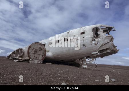 Vik, Island-11. Juni 2018: Am 21. November 1973 stürzte eine Douglas R4D-8 Super DC-3 der US Navy im Süden Islands ab. Es ist ein Popu Stockfoto