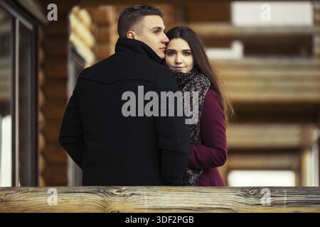 Happy junge Mode-Paar auf der Veranda des Holzhauses stehen Stockfoto