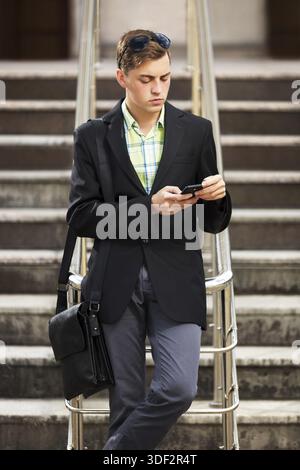 Junger Mann ruft auf dem Handy im freien Stockfoto