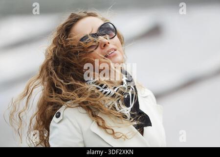 Frau im wind Stockfoto