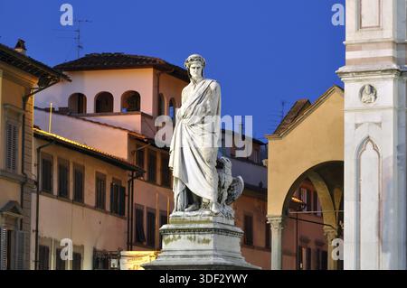 Ein Denkmal des wichtigsten italienischen Dichters in Florenz, neben dem Basilikum Santa Croce Stockfoto