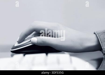 Weibliche Hände mit Computer-Maus und Tastatur Stockfoto