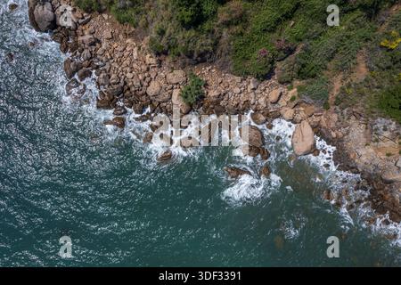 Blaues Mittelmeer mit felsigem Hintergrund Stockfoto