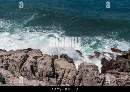 Blaues Mittelmeer mit felsigem Hintergrund Stockfoto