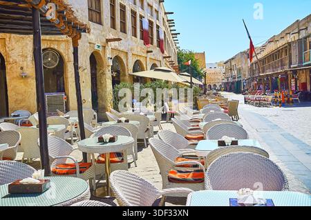 Die Reihe der Tische im Restaurant im Freien in Souq Waqif, dem beliebten Ort für Shopping und Sightseeing in der Stadt, Doha, Katar Stockfoto