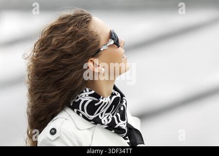 Schöne Frau mit Sonnenbrille Stockfoto